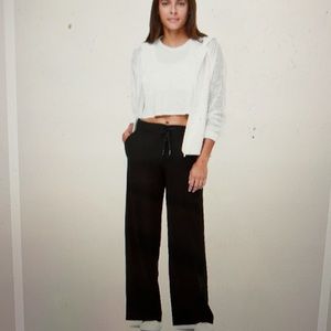 Lululemon On The Fly wide leg black pant 31”